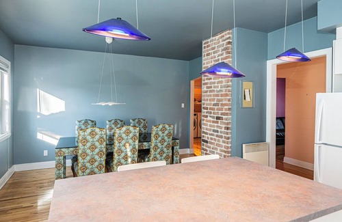 Cote-Saint-Paul House | Quiet Bright 2 Bdrm Upper Suite Only 10 Mins D/T From Station Jolicoeur