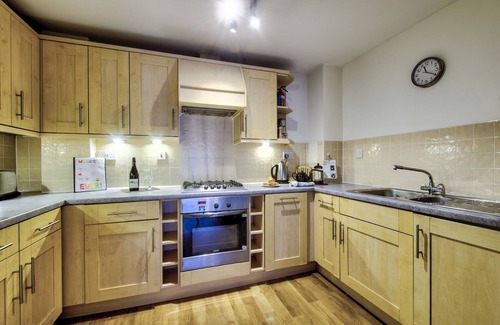 Bonnington Apartment | Quiet but close to City Centre. Free parking & 2 bathrooms (one newly replaced)