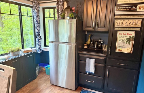 Leicester Cottage | Quiet Camp on the lake “Relax, Refresh, Unwind “