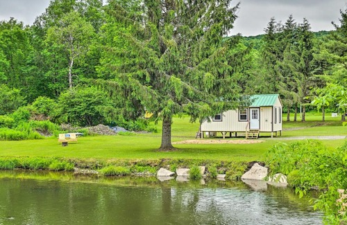 West Edmeston House | Quiet Country Escape Fire Pit, Fish On-Site!