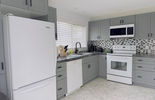 Saint John House | Quiet Cozy Family Home. 5 mins to shopping district & Cinema.
