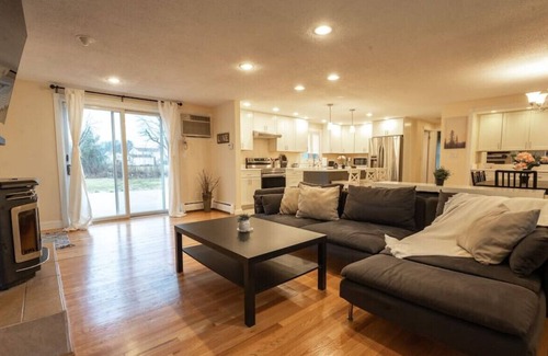 Ellington House | Quiet, Cozy, Remodeled Farmhouse | 4 BR + King Bed