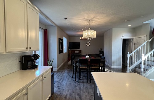 Vancouver House | Quiet Cul-de-sac home with hot tub