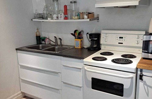 Bickford Park Apartment | Quiet downtown Toronto 1 bedroom sunny summer sublet near Ossington Subway