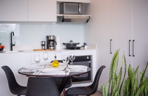 Barrio Escalante House | Quiet Gorgeous Queen Bed Studio + Jacuzzi