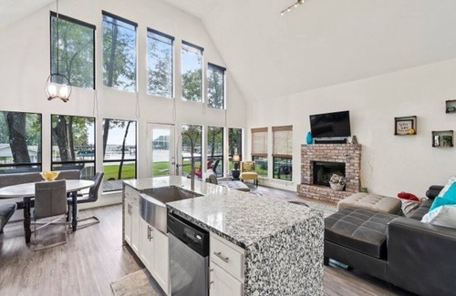 Leisure Land House | Quiet lakefront cottage a perfect oasis for relaxing with family and friends
