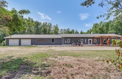 Grand Rapids House | Quiet Lakefront Grand Rapids Cabin on 5 Acres