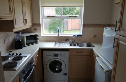 Wickford Apartment | Quiet Location, Private Parking, One Mile to Station.