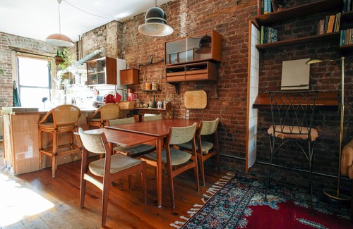Williamsburg Apartment | Quiet Loft ~ Bedroom ~ 6 Windows ~ Home Theater ~ Williamsburg ~ Near Waterfront