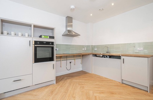 Leatherhead Apartment | Quiet Luxe Escape 65s Only