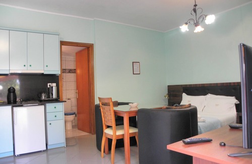 Kiparissia Apartment | Quiet luxury beachfront Suites in Kalo Nero Beach with spectacular ocean views