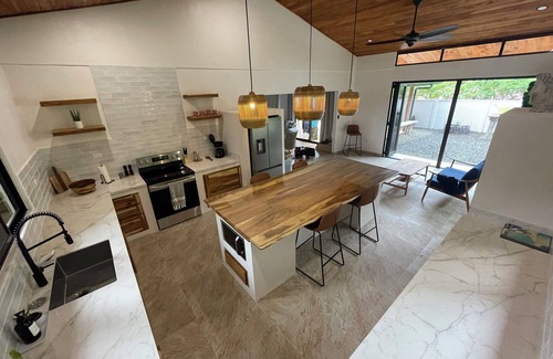 Baru House | Quiet Mountain Home, 20-minute drive to Playa Dominical