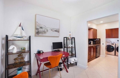 Downtown Hollywood House | Quiet Oasis Steps From Shop snear the Beach -CS61
