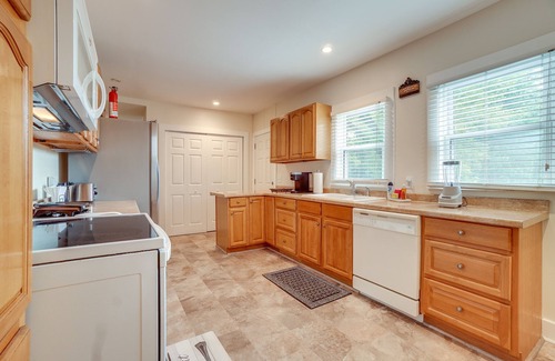 Lakewood House | Quiet Old Hickory Home Rental w/Deck