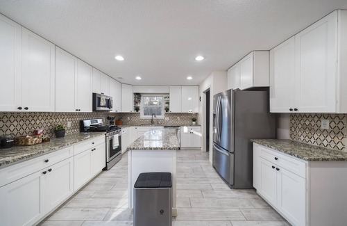 Huffman House | Quiet & Peaceful Family Retreat,10 Guests+Pets+EV Charger