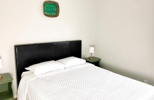 Rita Ranch House | Quiet & Private 3BR House King Bed Fast WiFi!