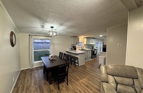 Argyle House | Quiet. Relaxing. 4-bedroom House with AC, Jetted Tub and WiFi.