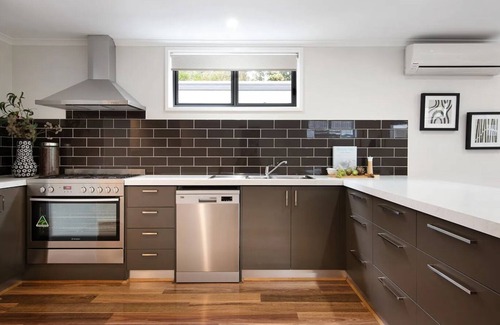 Spring Gully House | Quiet Retreat surrounded by parkland walking and riding trails.