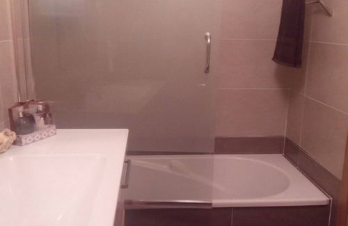 Burela Condo | Quiet room with sea views, private bathroom and wifi