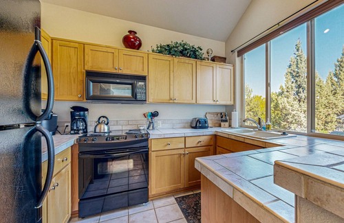 Redmond House | Quiet townhouse with access to amenities, work space, WiFi, A/C