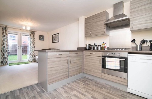 Wolverhampton Apartment | Quiet Two Bedroom House Driveway Parking & Garden
