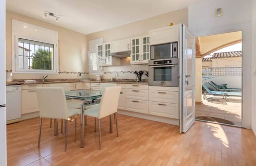 L'Escala Villa | Quiet villa 5 minutes from the beach suitable for pets