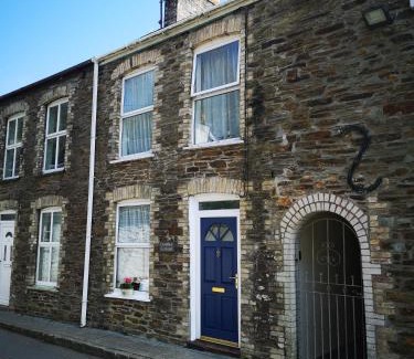 Pentewan House | QUILLET COTTAGE, 2 GLENTOWAN ROAD