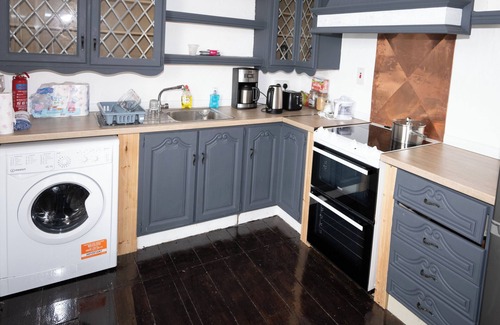Youghal Apartment | Quirky Apt - Sleeps 6 - Coastal Area - Parking
