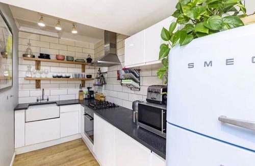 Tulse Hill Apartment | Quirky colourful apartment in Brixton with private patio