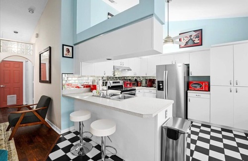 Cocoa House | Quirky house central to stadium/theme parks/KSC/beach/port - 5 star home