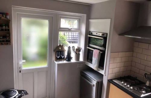 Hampton Wick Apartment | Quirky & Private 2 Double Bed apartment with stunning Private Garden in Kingston