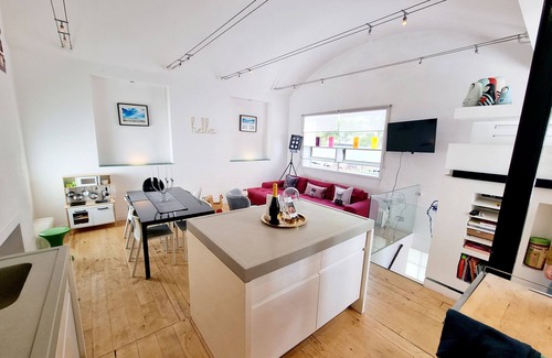 Hove Cottage | Quirky Seaside Family Cottage, walk to the waves!