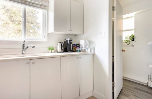 Richmond House | Quite and Convenient 1 Bed 1 Living Fiber Gig WiFi/AC/Parking/Near YVR