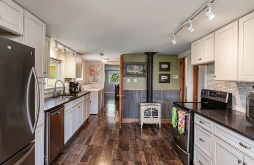 Four Corners House | Quite farm house in the country just minutes from town