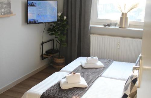 Langenhorn Apartment | R B Apartment Hamburg Duo - perfekt für Monteure - Küchenzeile - Smart TV - Bad mit Toilette und Dusche auf dem Flur gegenüber des Zimmers zur Alleinnutzung