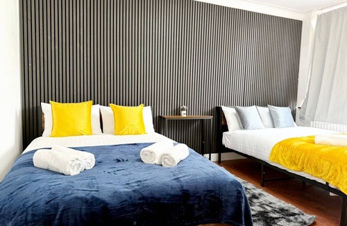 Dudden Hill Hotel | RA-Beautiful Quadruple Room in Wembley!