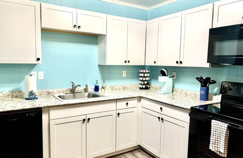 Issue House | Radiant 2 bedroom close to the beach!