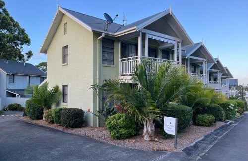 Cams Wharf House | Raffertys Resort Lakeside Terrace Plus 4 Star