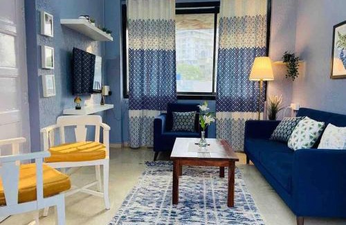 Pali Hill Apartment | Rahat Manazil- The Old Warm Charm 2 Bedroom Apartment in Khar West by Connekt Homes