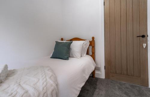 Wakefield House | Railway Retreat