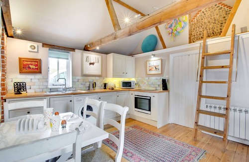 Roughton House | Rainbow Cottage - Three Bedroom House, Sleeps 4
