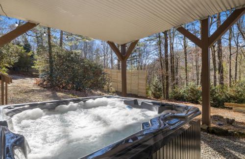Lake Toxaway House | Rainbow Falls Cabin - Sauna - Hot Tub - Foosball
