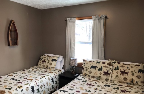 Wellston Hotel | Rainbow Room The Black Bear Inn! Satellite, WiFi, Near River/Trails