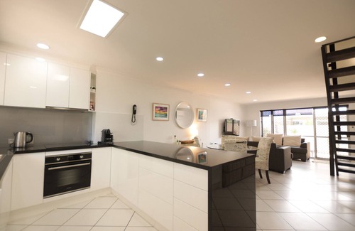 Moffat Beach Apartment | Raintrees Resort