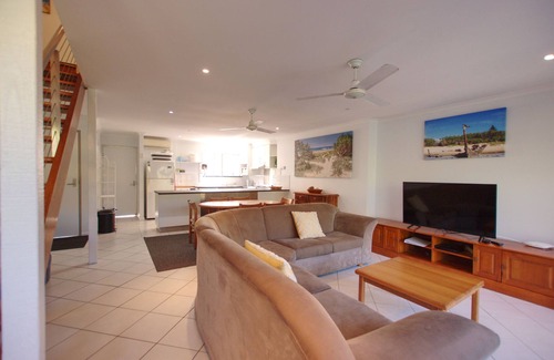 Moffat Beach Apartment | Raintrees Resort