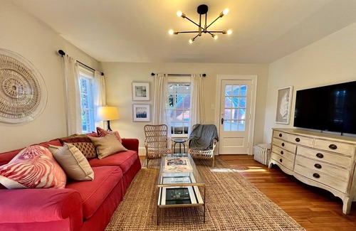 Downtown Cottage | Raleigh home close to Down town in Historic Mordecai.