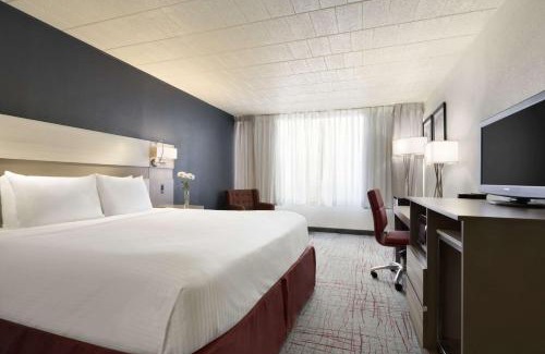 Racine Hotel | Ramada by Wyndham Beaver Falls