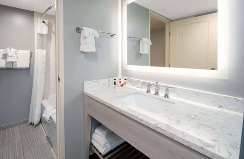 Burbank Hotel | Ramada by Wyndham Burbank Airport