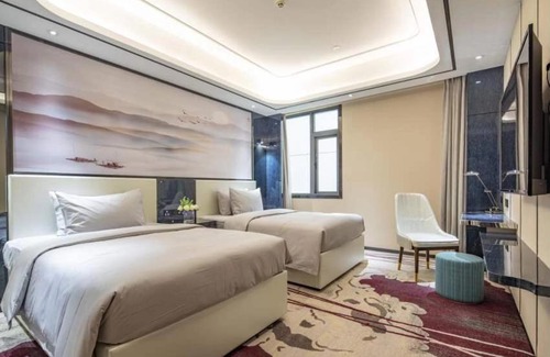 Honghe Hotel | Ramada by Wyndham Mengzi Suites