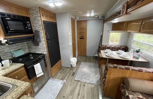 Jonesville House | Ramblin Rose Mountain Camping with Theater, Hot-Tub, Fire-Pit & Hiking Trails